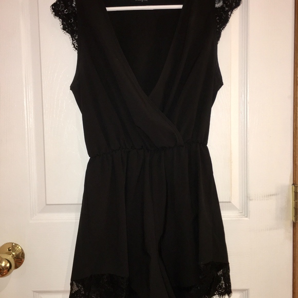 Black lace romper - Picture 1 of 4